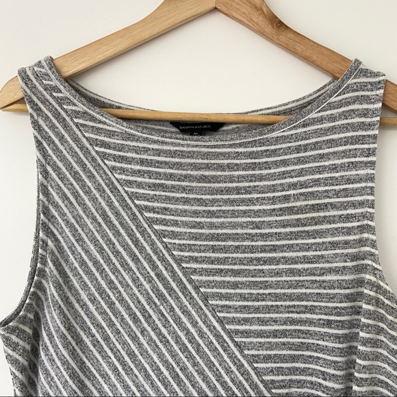 BANANA REPUBLIC GREY/WHITE STRIPED SLEEVELESS TOP WITH TWIST DETAIL, MEDIUM - Picture 4 of 8